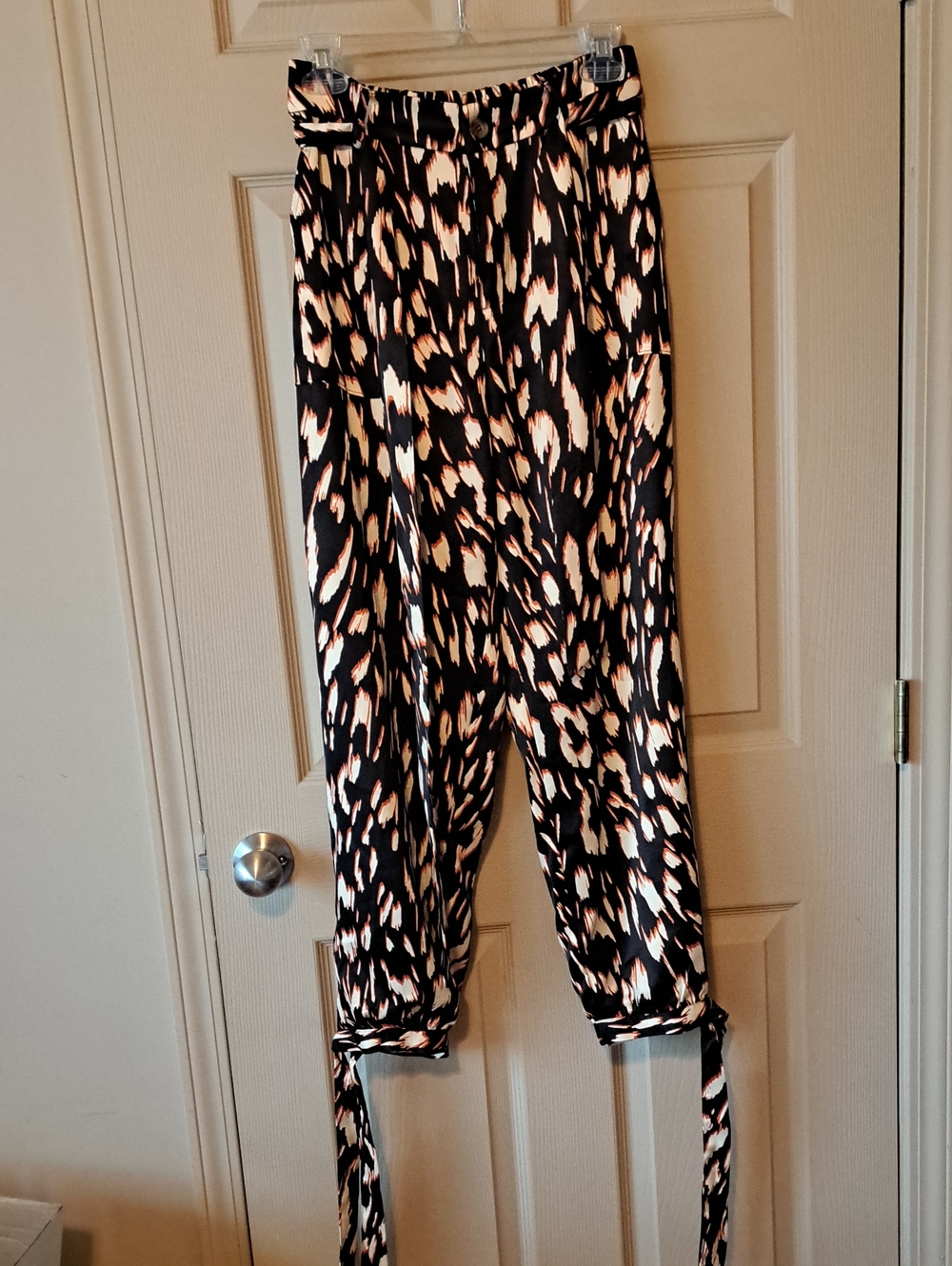 Gibson * Latimer Tie-Hem Cropped Pants in Black and Cream Leopard Print